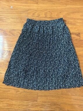 Like new Christopher & banks women skirt size M